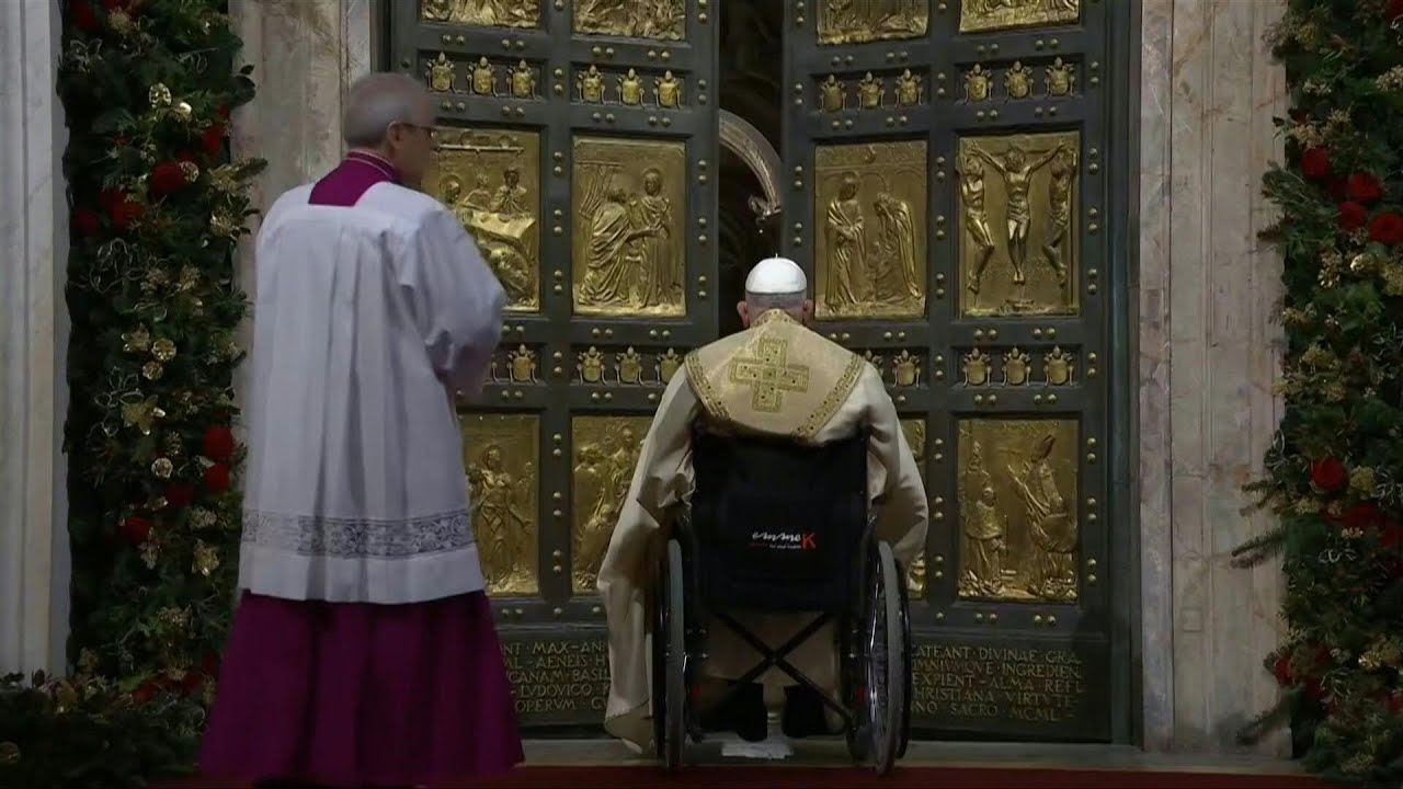 Papa abre a &lsquo;Porta Santa&rsquo; da Bas&iacute;lica de S&atilde;o Pedro para lan&ccedil;ar ano do Jubileu | AFP