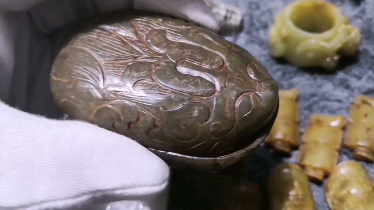 高古玉和新玉一眼看去差别很大，老熟状态一对比显而易见。