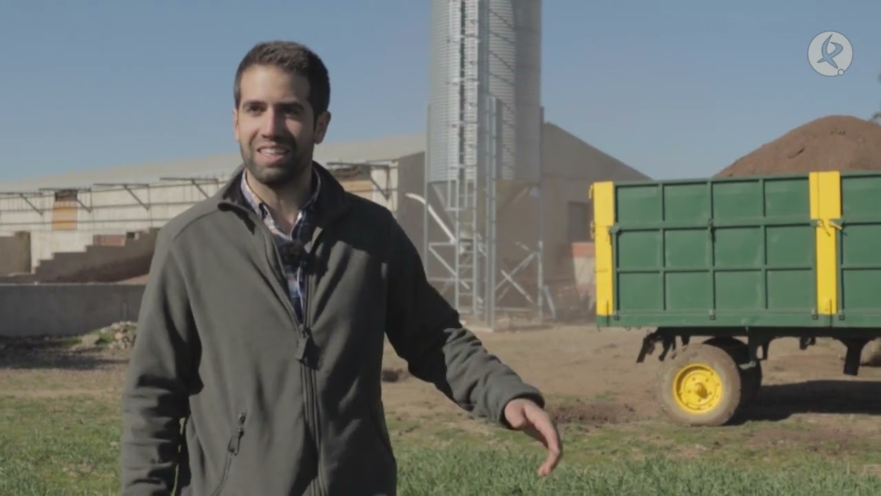 Una rueda del remolque de Los Mellis cede al cargar demasiado estiércol | El campo es vida