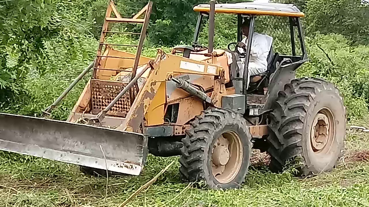 Tratores Valtra , 1280 e BH 145 puxando corrent&atilde;o