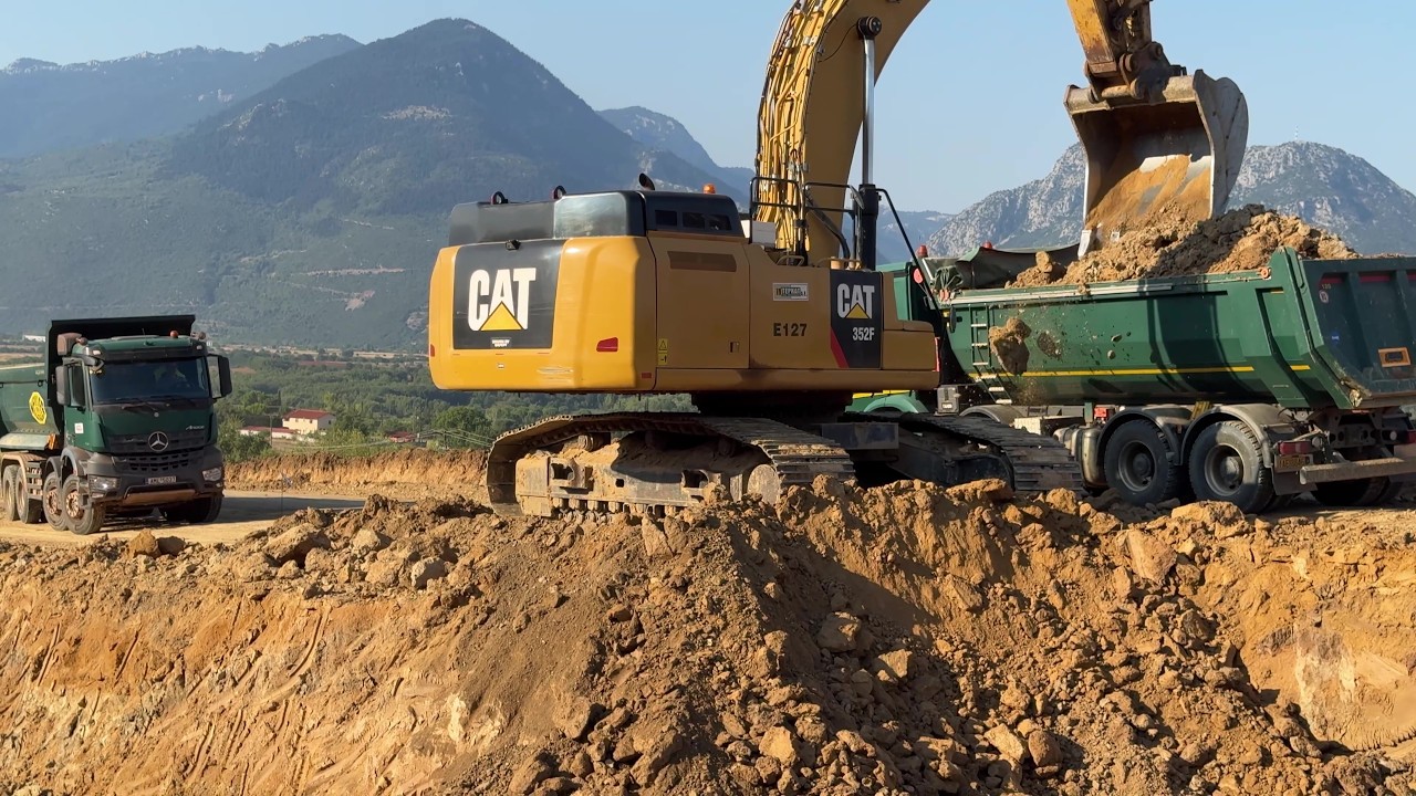 Caterpillar 352F & 336F Excavators Digging Road Base | Road Construction 4K - Interkat SA