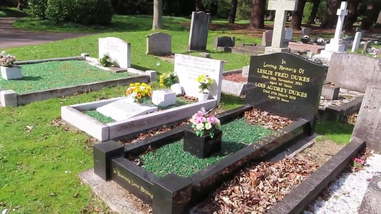 A wander around a huge cemetery at Retford