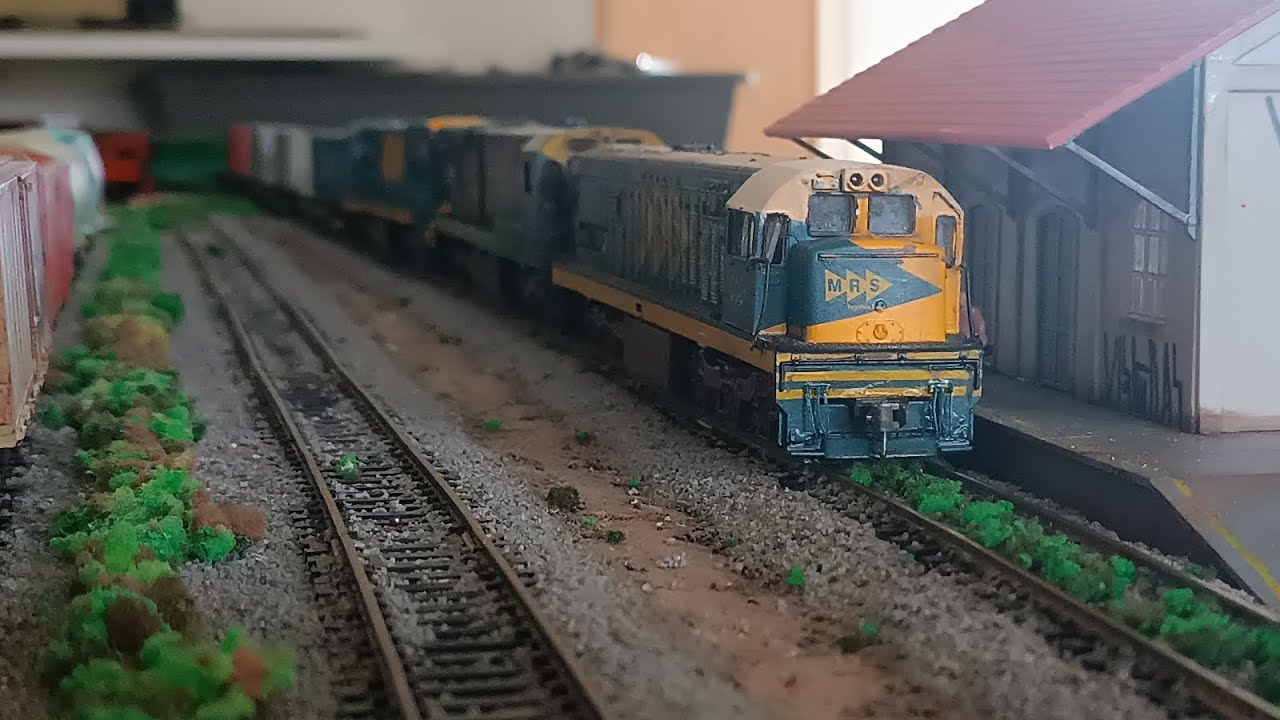 Trem carga geral da MRS na maquete