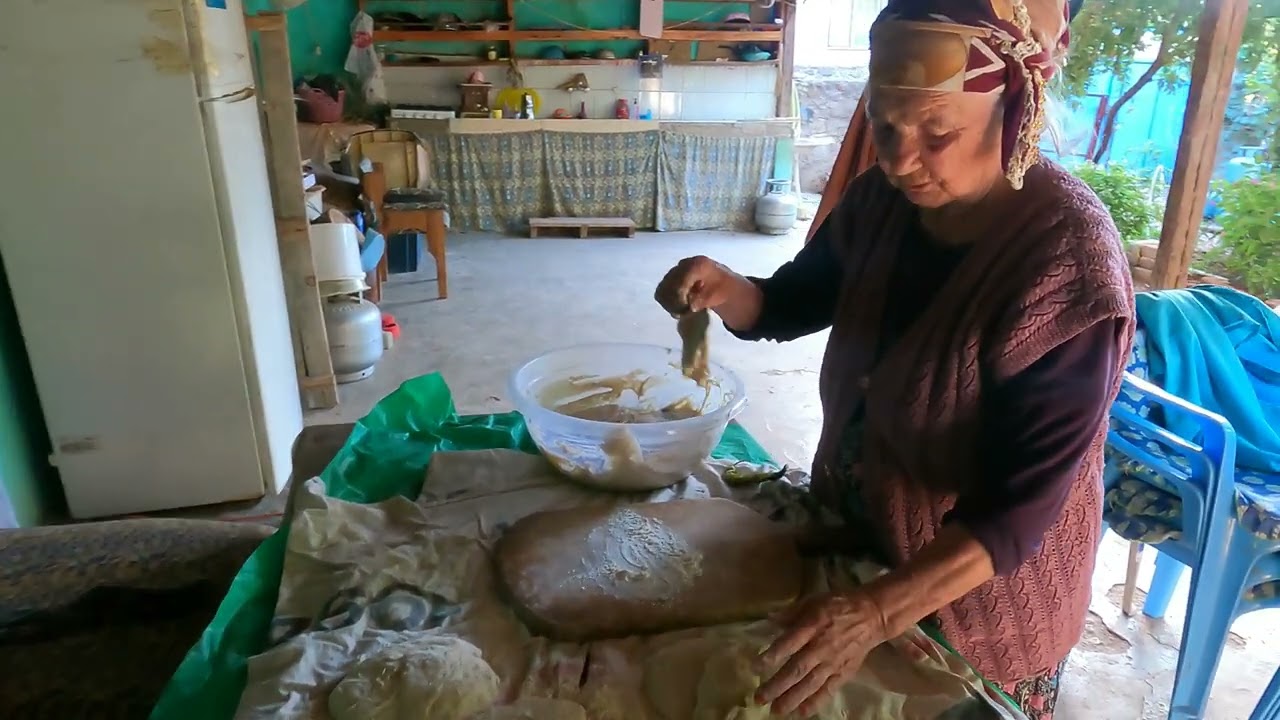 KÖYDE SABAH ERKENDEN OCAK YAKTIK ANANEM MASADA MAYILI EKMEK BAZLAMA YAPTI