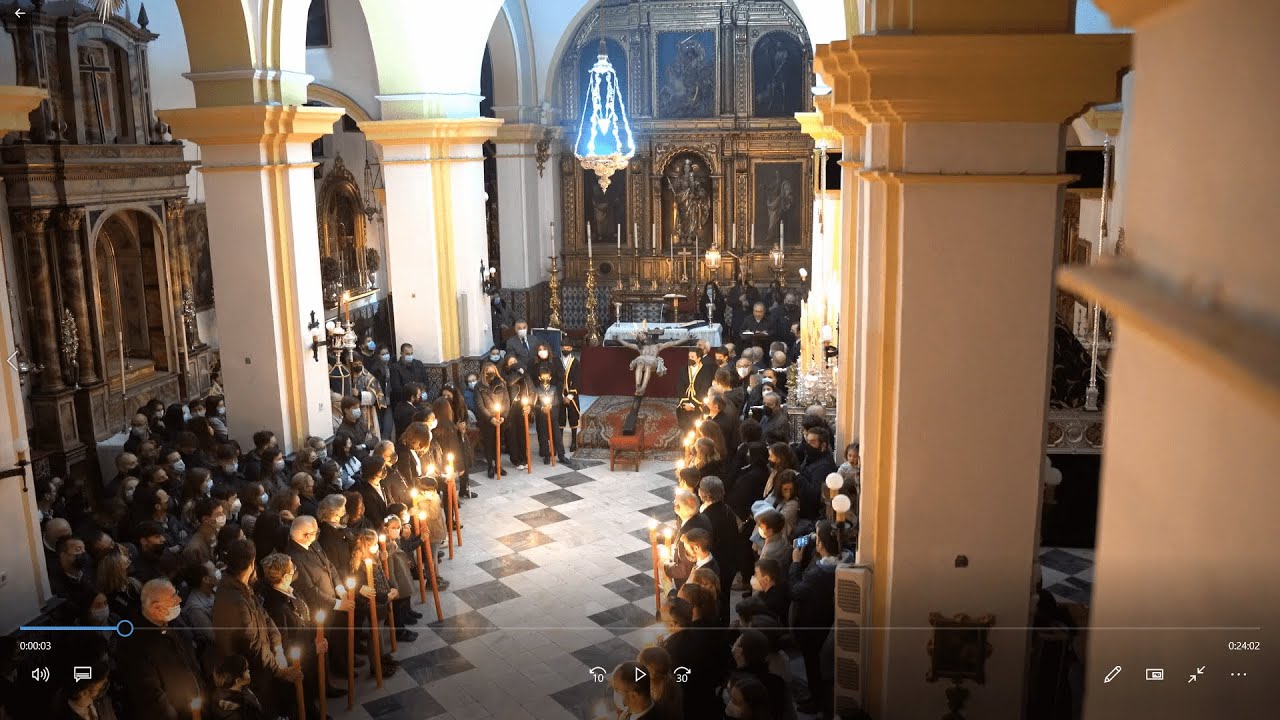 Traslado del Santisimo Cristo de Vera Cruz al paso procesional en Villanueva del Ariscal