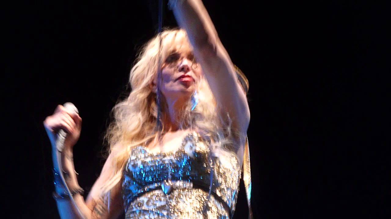 Courtney Love "Gold Dust Woman" Stevie Nicks / Fleetwood Mac cover Hollywood Bowl