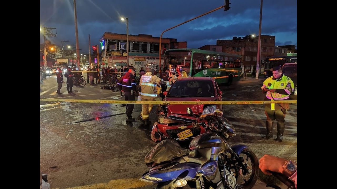 Alimentador de Transmilenio choca con tres carros y dos motos en Bosa