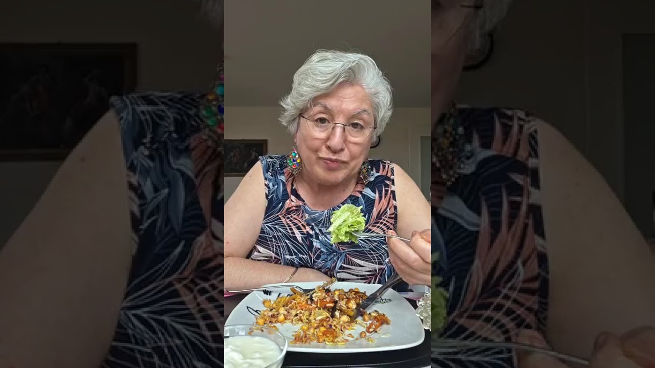 ناهارشام امروز با شما 💕 نخودپلو با هویج های رنگارنگ و سالاد و ماست 🥰🥕🥗🍚