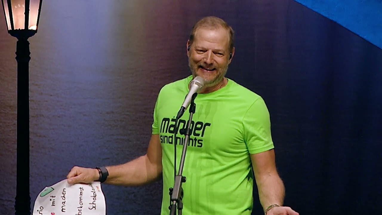 Junger Fan besticht Mario Barth live in seiner Show mit 