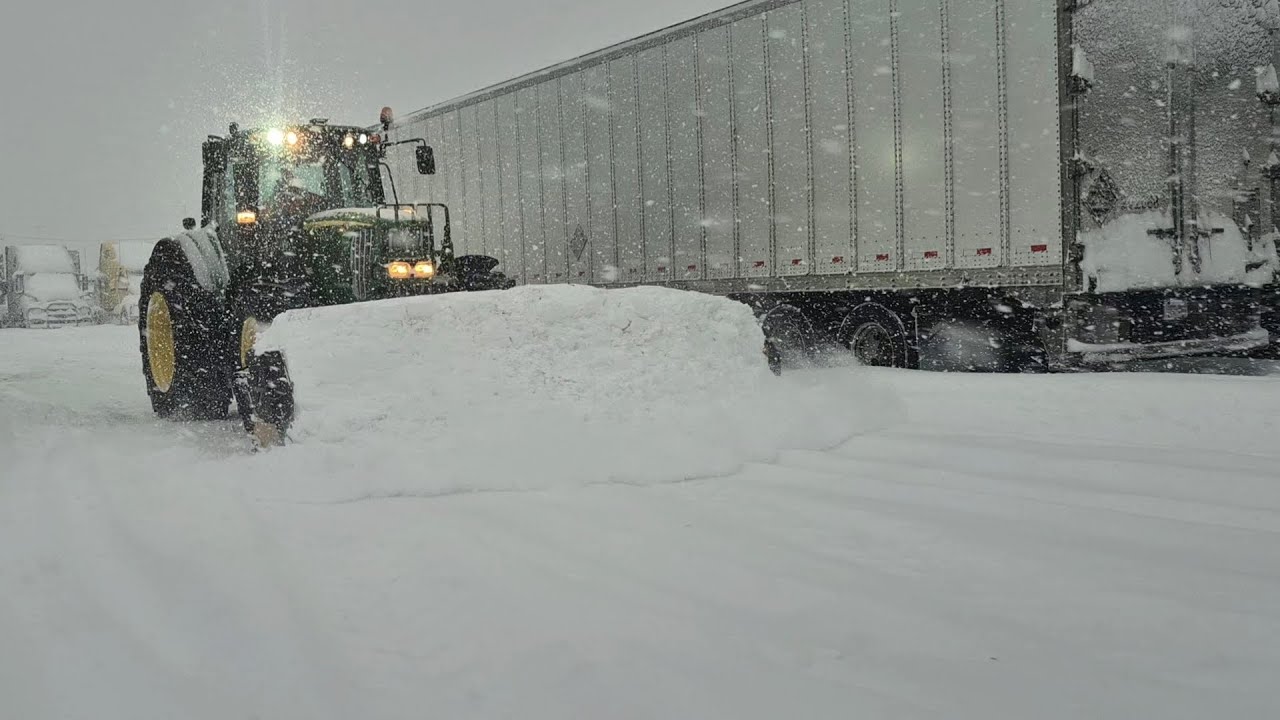 BIG JOHNDEER DOING ITS JOB!! #Jhondeer #snowstorm!