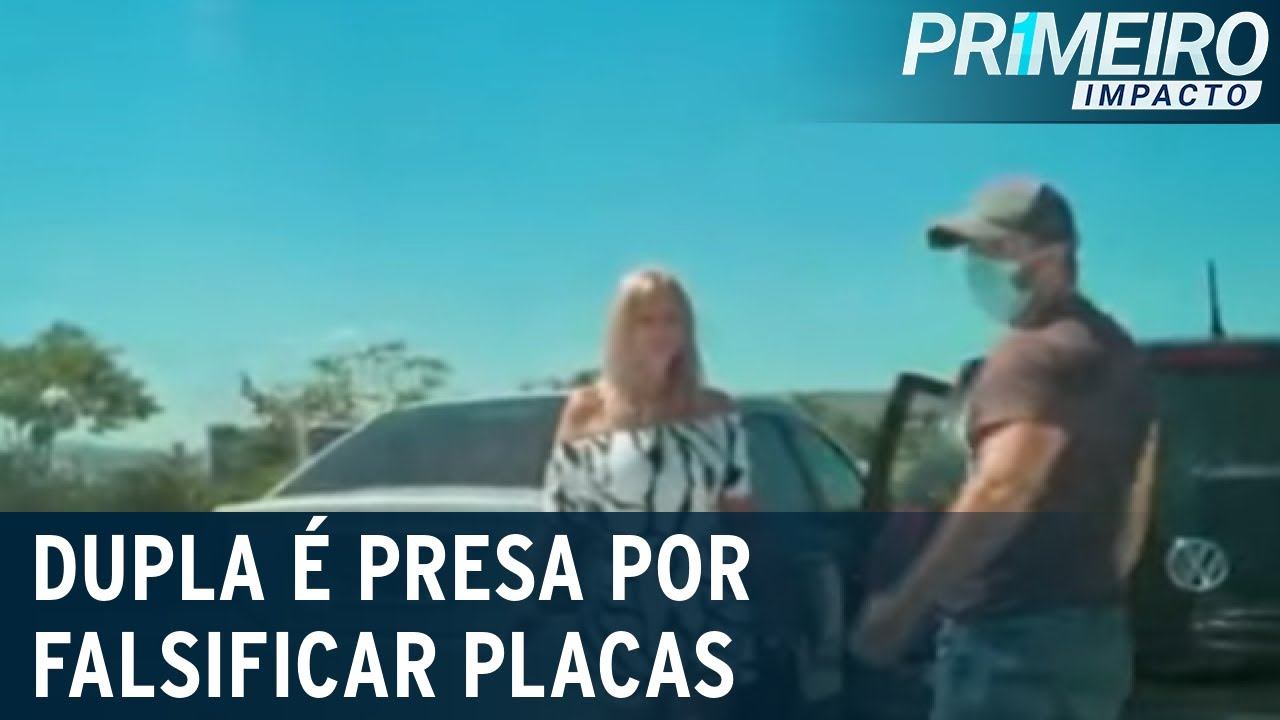 Polícia prende dupla acusada de falsificar dezenas de placas de carro | Primeiro Impacto (09/04/21)