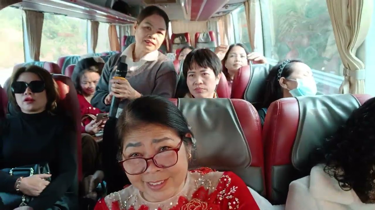 Hoàng vui hát tiếng khèn  mùa bam nở