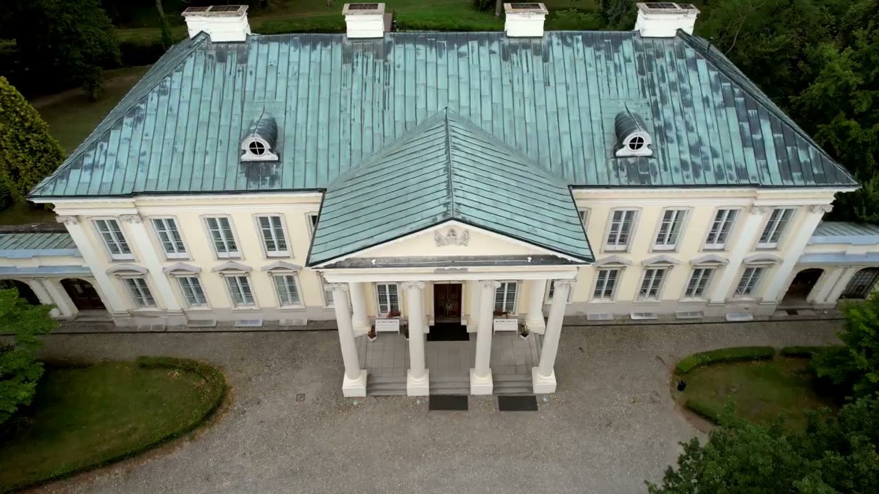 Klasycystyczny Pałac w Walewicach. Classicist palace in Walewice 18th century.