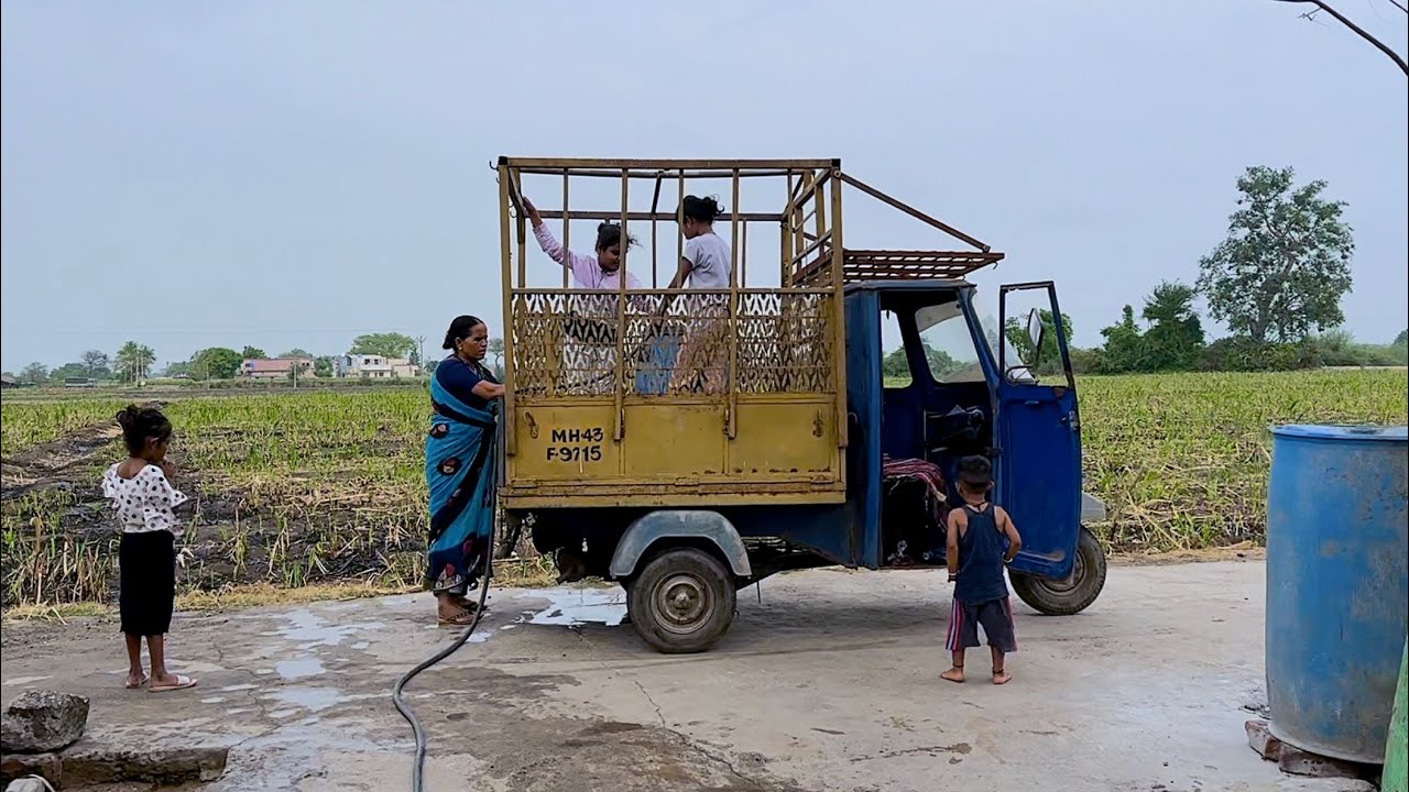 पाणी रिक्षात वाहून नेलं 😳