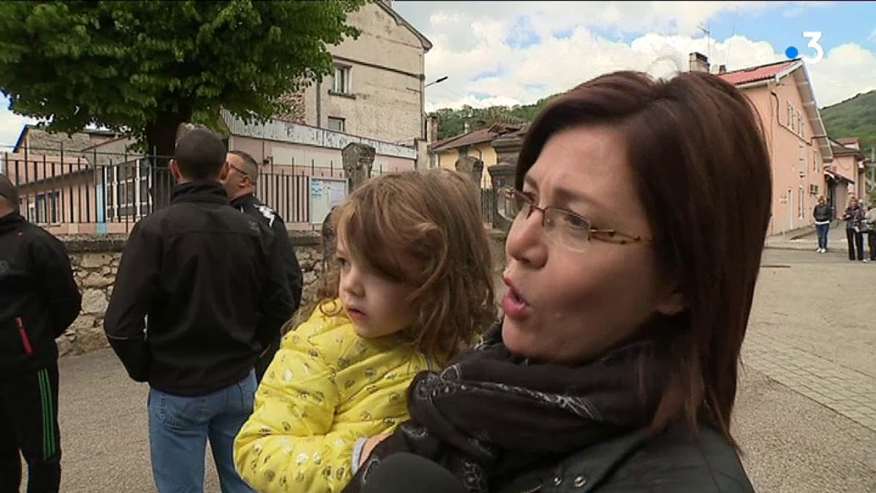 Les enfants retrouvent les bancs de l’école, après l’incendie de l'établissement à Tullins, en Isère