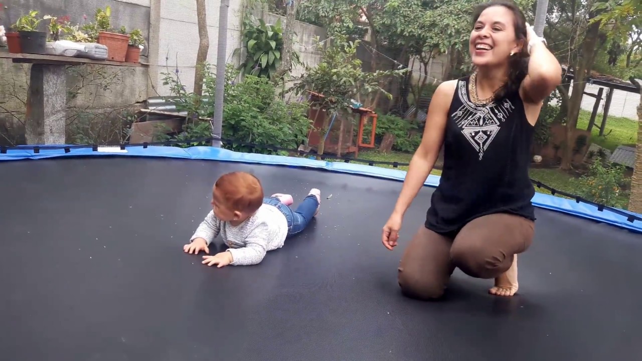Valeria Sofía jugando en el trampolín con la mamá