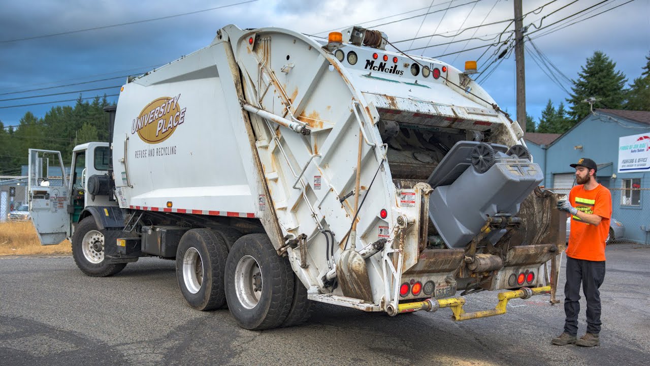 2000 CCC LET2 - McNeilus Rear Load Garbage Truck