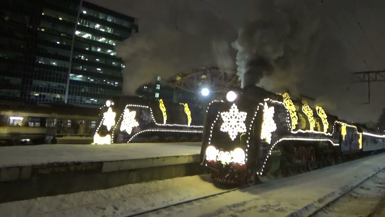 Паровозы П36-0218 и П36-0032 с поездом Деда Мороза 