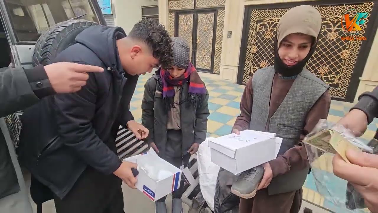 لباس های گرم برای اطفال کارگر گرفتیم😇