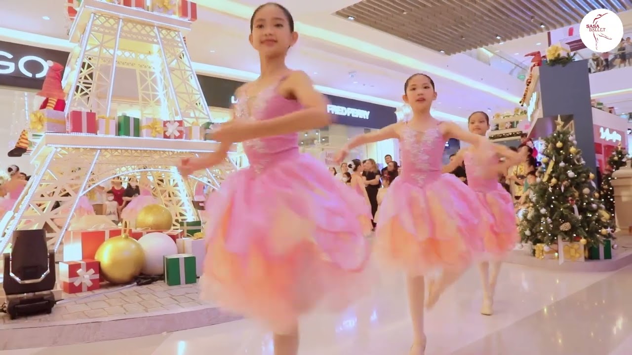 Tiết mục Waltz of Flowers - Sasa Ballet mừng sinh nhật Cresent Mall 