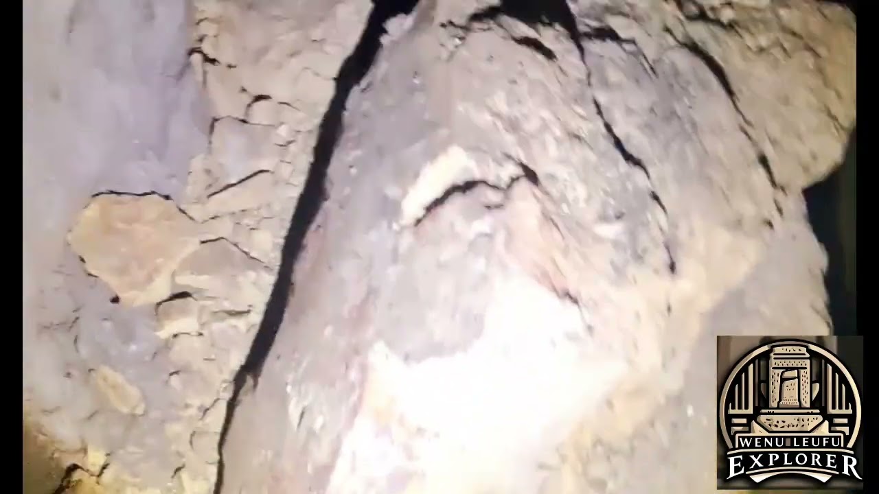 Cueva oculta en Río contra. Rio bueno antiguo desague de fábrica de agua ardiente.