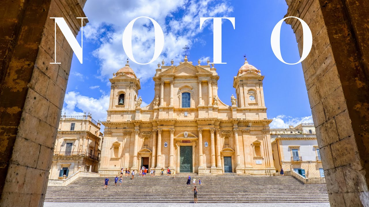 Guide Tour Walk in Sicily Noto: walking in the sunny old town with additional guiding info