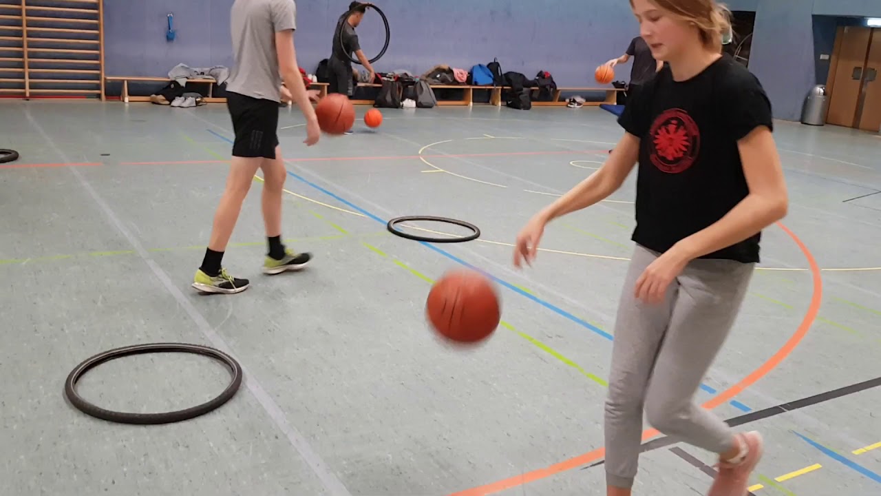 Aufwärmen und Ballhandling mit Basketball