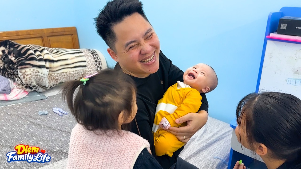 Baby Banh Bao grinned widely when his dad played tricks on him