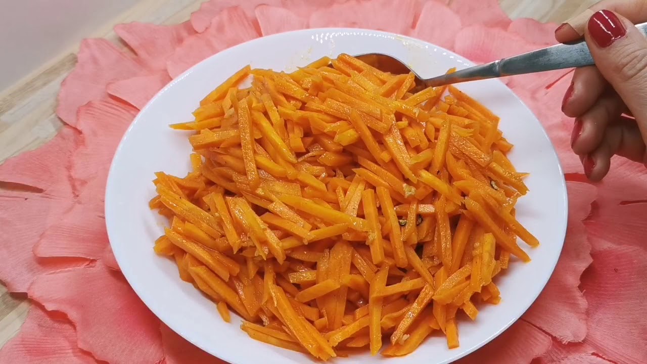 In Russland sehr beliebter Karottensalat mit Knobi, soo lecker!