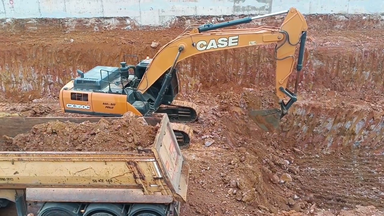 CASE ekskavatör hafriyat yüklemes yapıyor