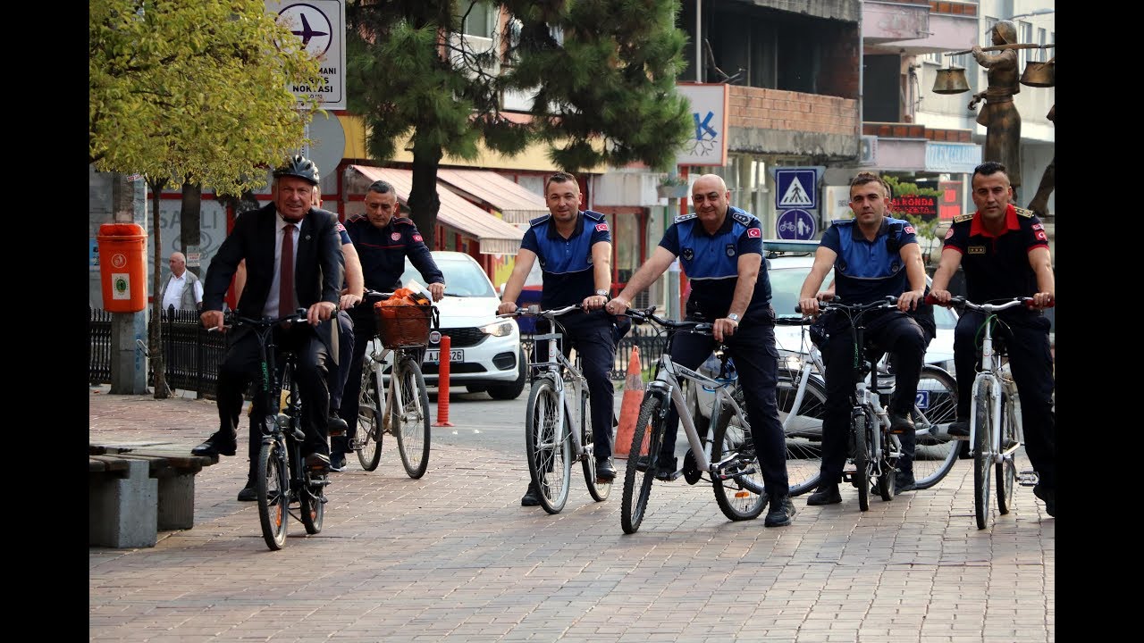 Çaycuma'da başkan ve belediye çalışanları bisikletle işe geldi