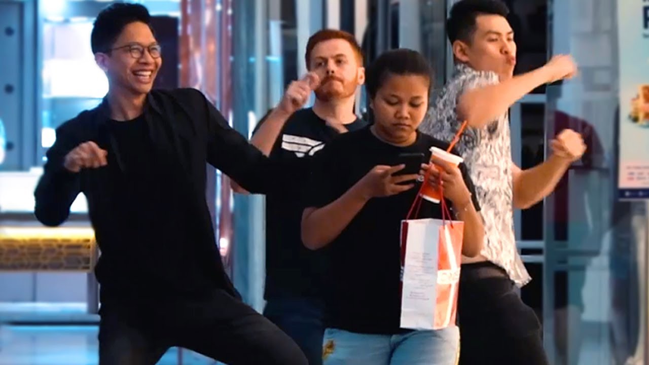 JOGED DIBELAKANG ORANG GAK KENAL! Ft Londo Kampung & Andy Sugar.