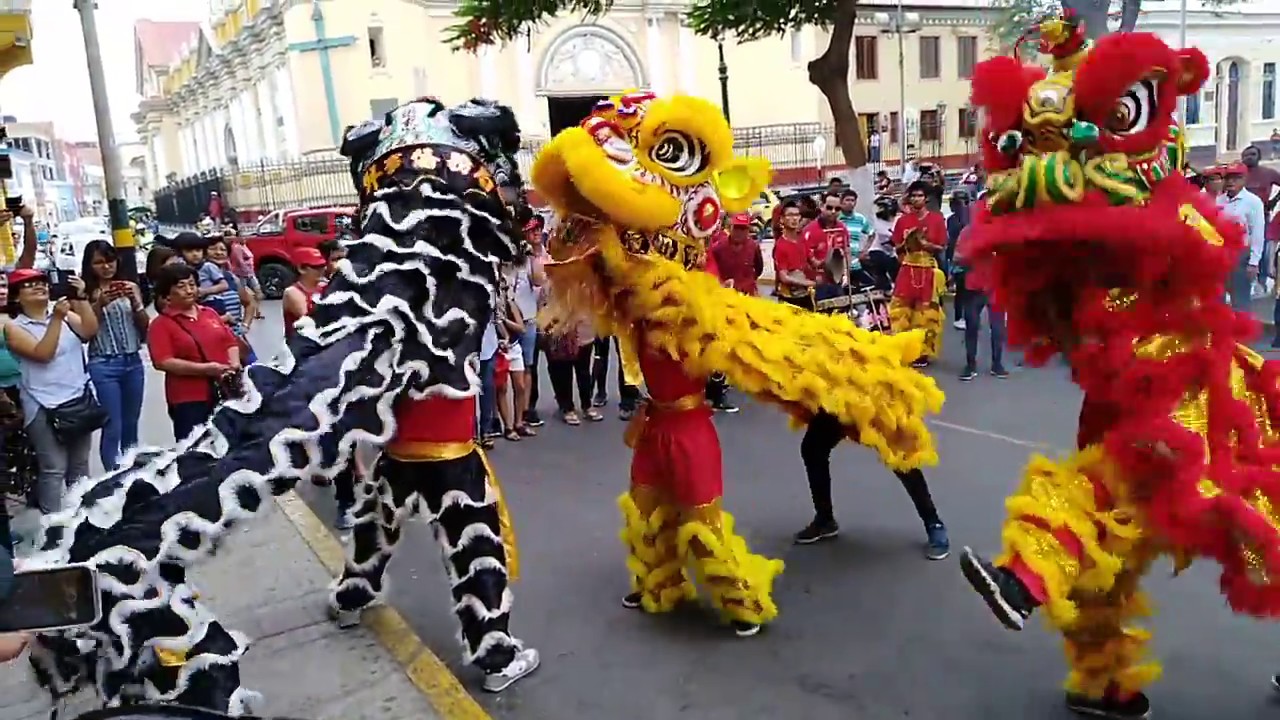 Leones chinos bailando en Plaza de Armas de Piura - Perú 03 marzo 2018