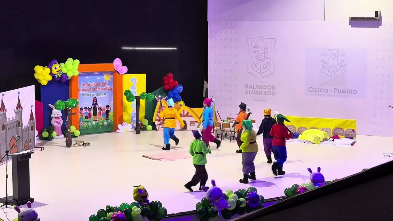 Obra Blancanieves, por zona escolar de preescolar. Día de la educadora