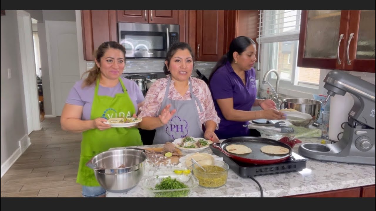 Haciendo tortillas en el comal hierro forjado  PH y cocinando la lengua de res en la olla presión PH