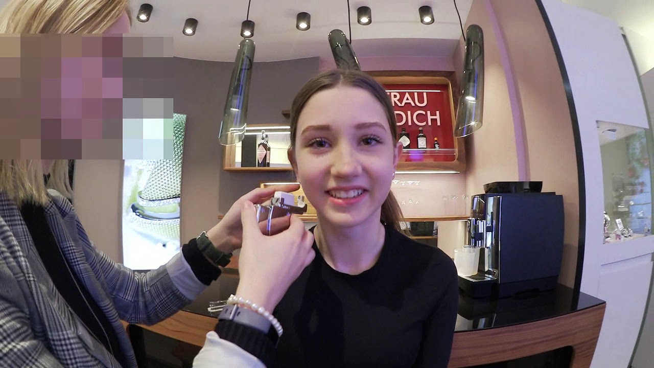 Lou bekommt Ohrringe