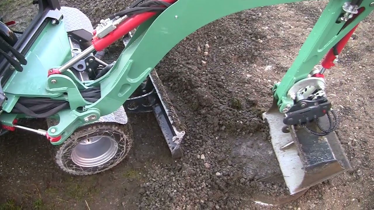 Hunklinger Mini-Mobilbagger HW20 im Einsatz - Planum vorbereiten