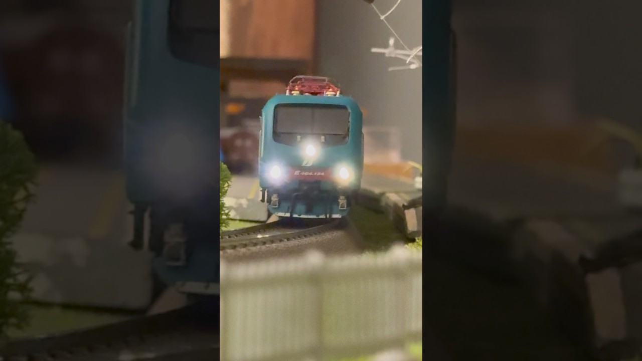 E464 xmpr in testa ad un regionale con Casaralta xmpr sul mio plastico! 
