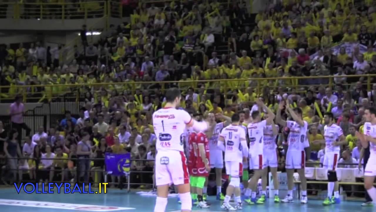 Luci modenesi, emozionante coreografia della tifoseria di Modena Volley