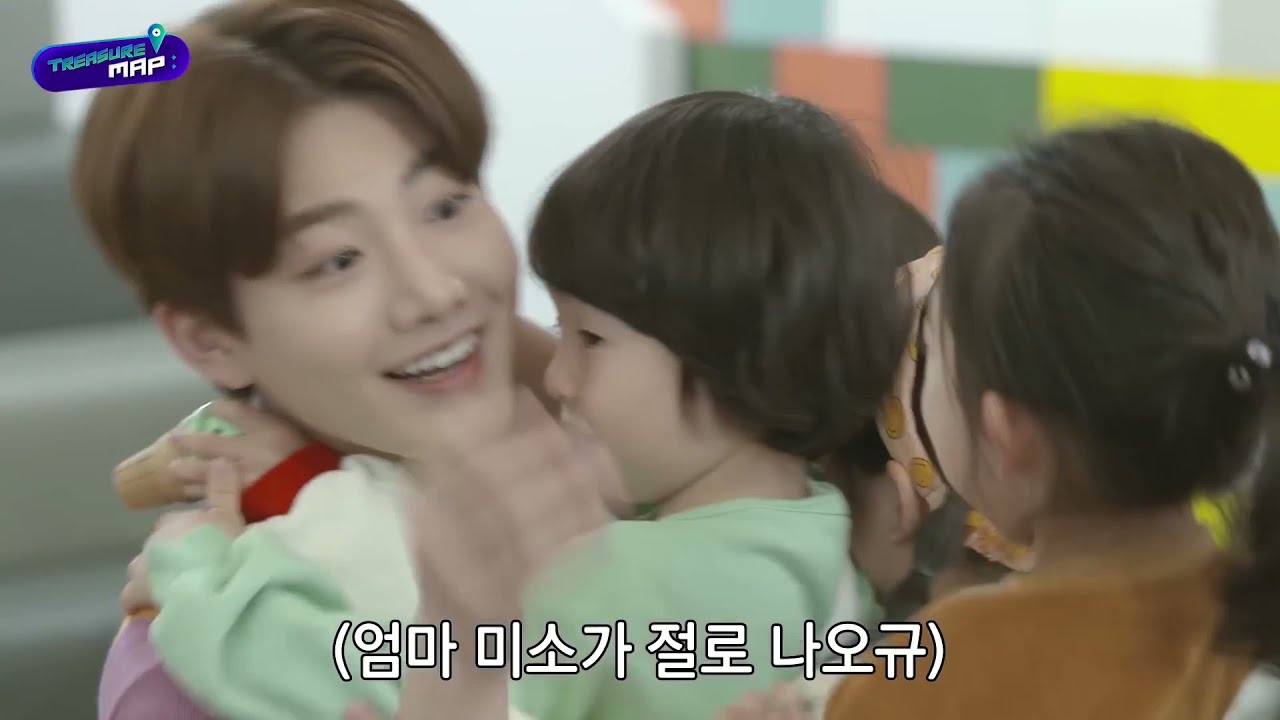 Cutest Moments of TREASURE (트레저) playing with kids at the Kid's Cafe (Treasure Map Ep. 39)