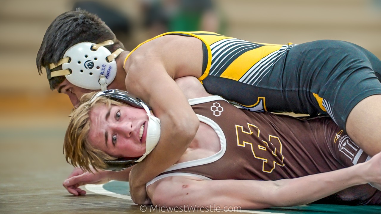 132 – David Flores {G} of Chicago Heights Marian IL vs. Unknown {R} of Joliet Catholic IL