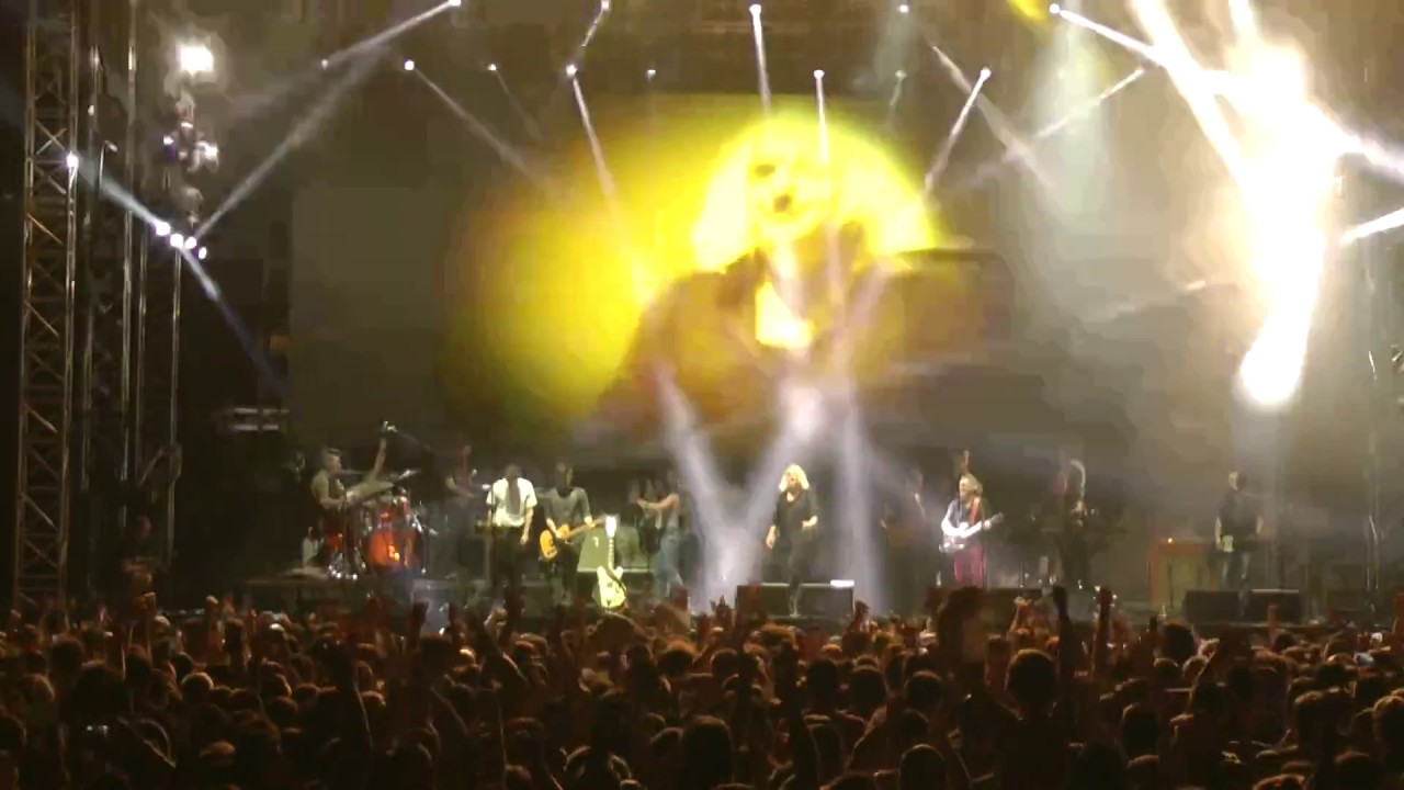 Δε χωράς πουθενά | Γιάννης Αγγελάκας -  Παύλος Παυλίδης ( Πλατεία νερού 2018 )