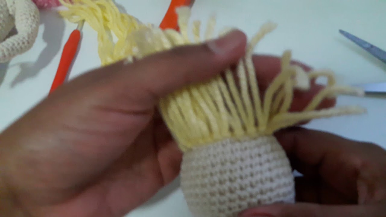 Como fazer cabelos de l&atilde; acr&iacute;lica penteada