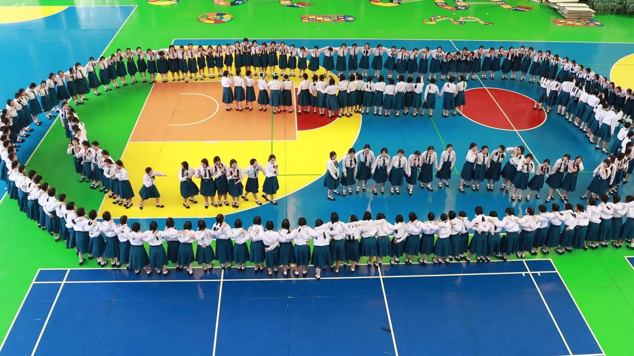 การแสดงที่ถ่ายทอดจากใจของน้องๆ ม.4 - ม.5 มอบให้แก่ พี่ ๆ ม.6