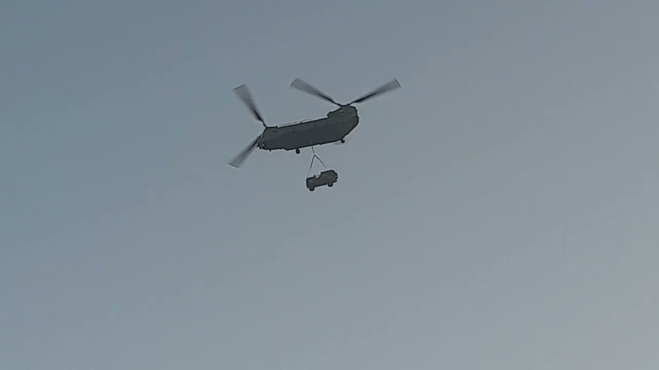 Chinook 'Wokka Wokka' with underslung Landrover 👊 