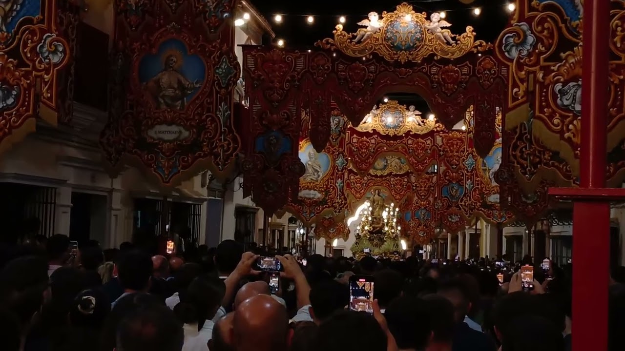 Il-vara fi triq armata bil-pavaljuni Maltin ghal-Festa ta' S. Marija ~ Cantillana Spanja.