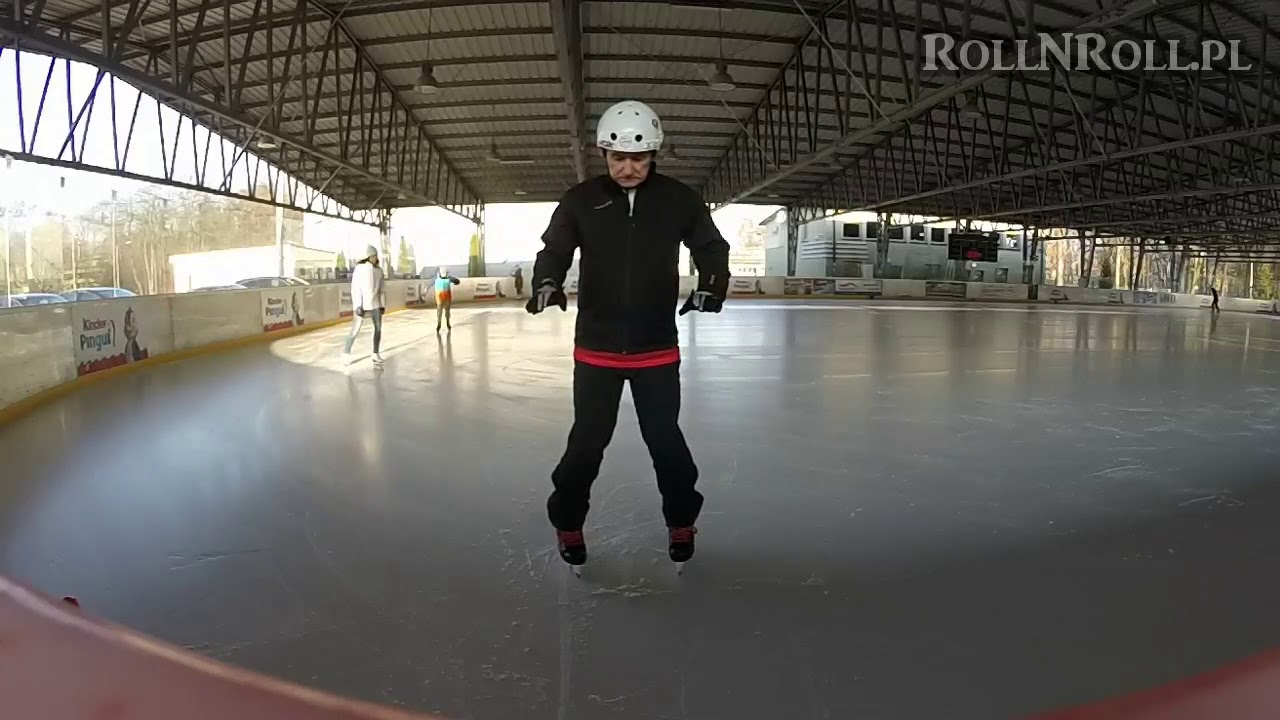 Jazda tyłem na łyżwach.