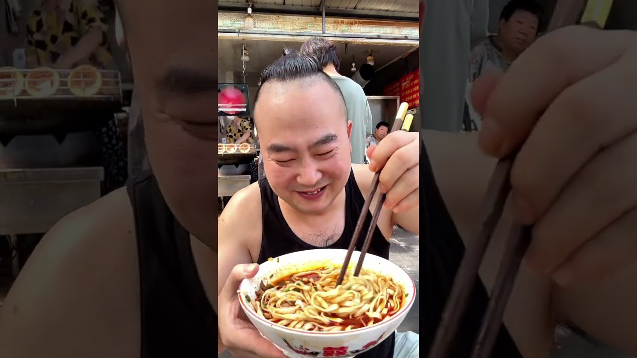搞个面窝吃口面，人间烟火在眼前#寻味烟火气 #打卡街边美食 #地方特色美食 #牛肉面 #面窝