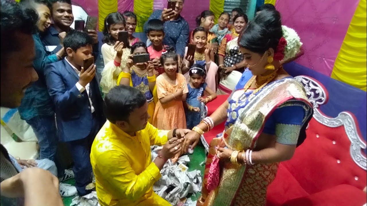 সব বন্ধুরা মিলে অমিতের বৌভাতে অমিতকে একটা সারপ্রাইজ গিফট করল