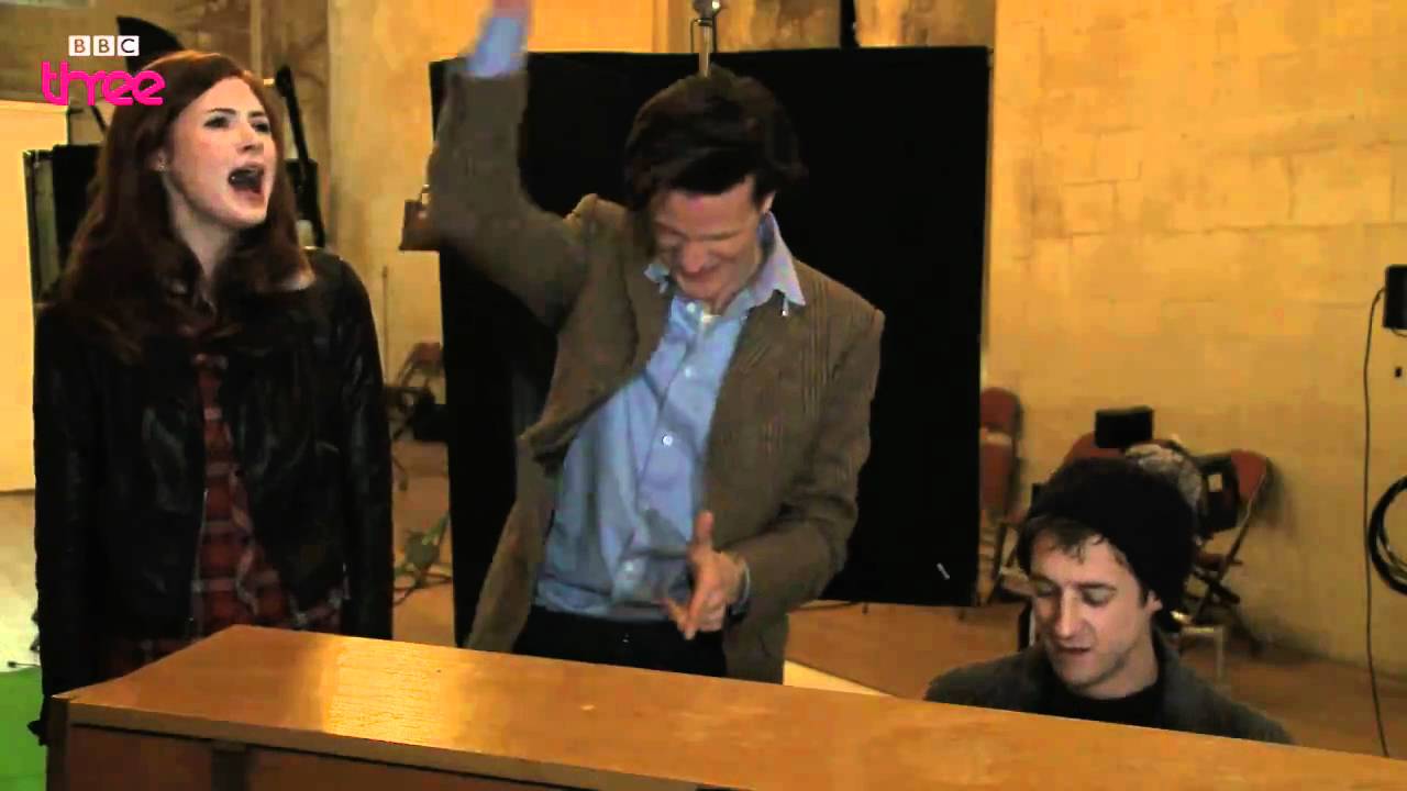 Doctor Who cast sing a Christmas carol - Doctor Who Confidential - BBC